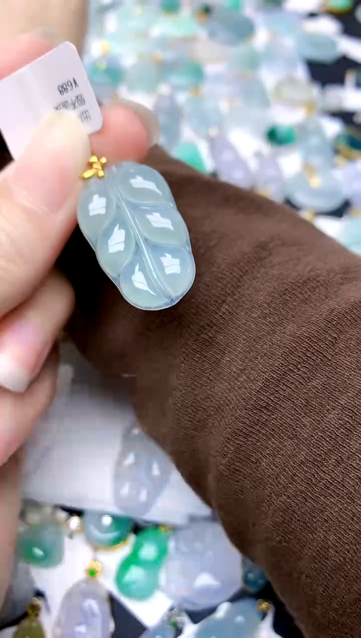 颈饰18K金镶嵌翡翠天然A货翡翠