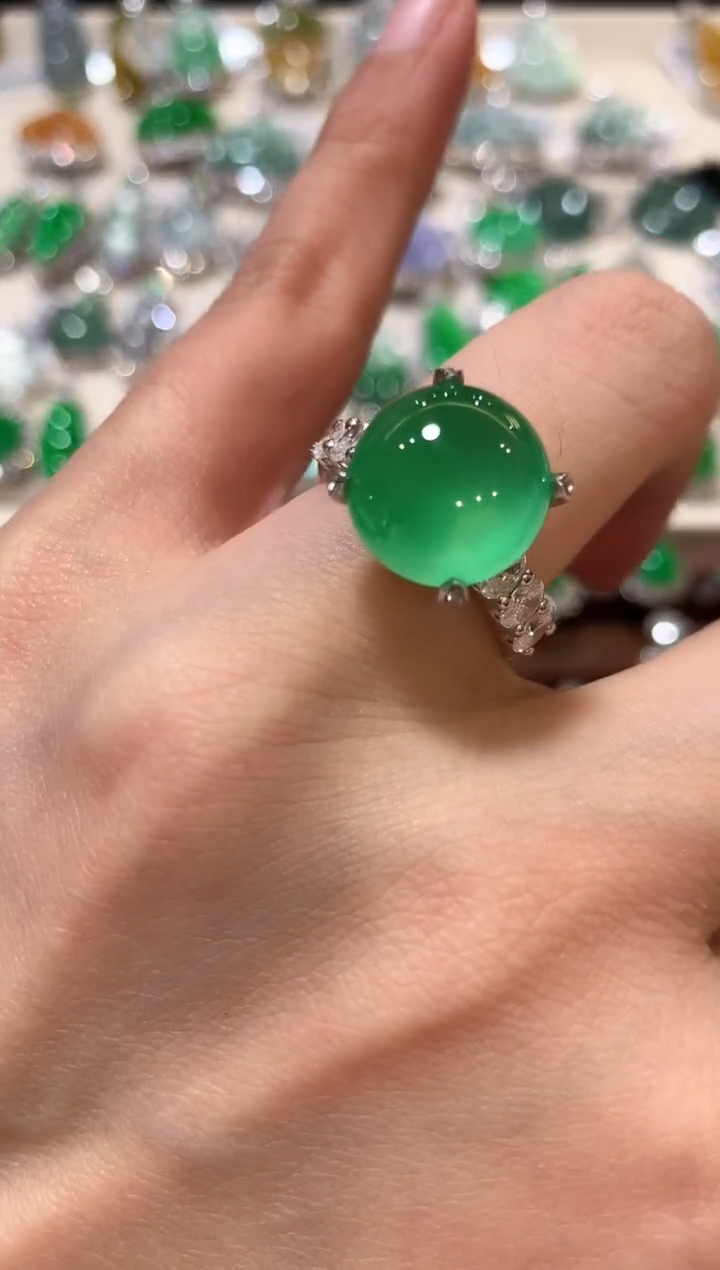 18K金镶嵌戒指翡翠狮*了m3  