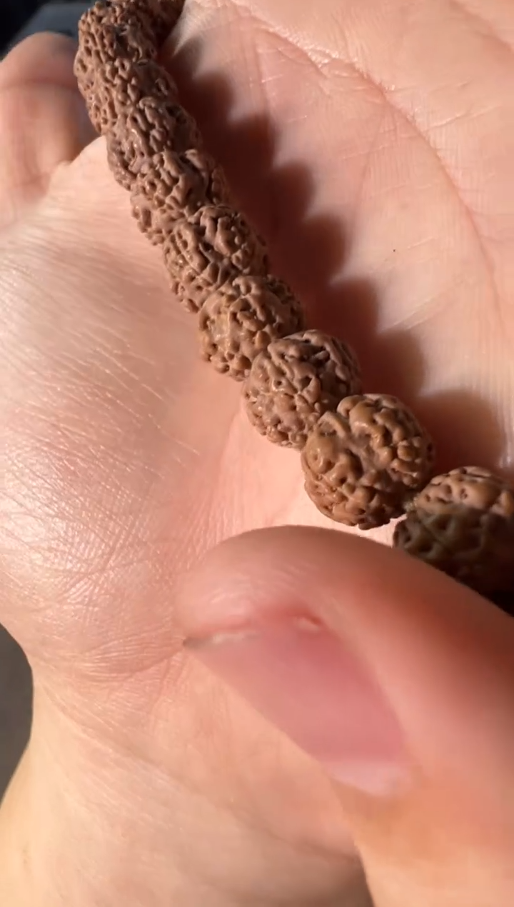 金刚菩提手串天价小平细手持10-12mm左右+三通配饰