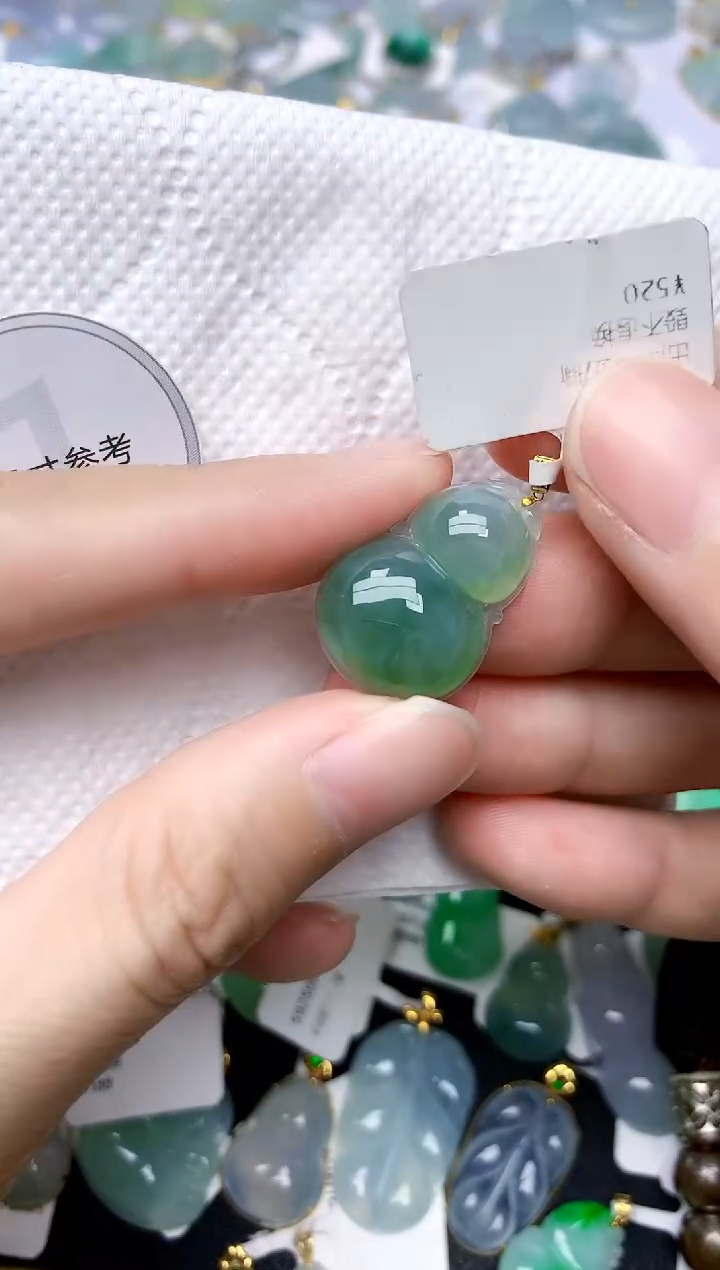 颈饰18K金镶嵌翡翠天然A货翡翠