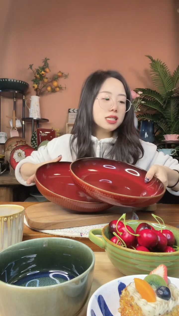 陶瓷9.8英寸红色浮雕大深盘 2件 微瑕疵