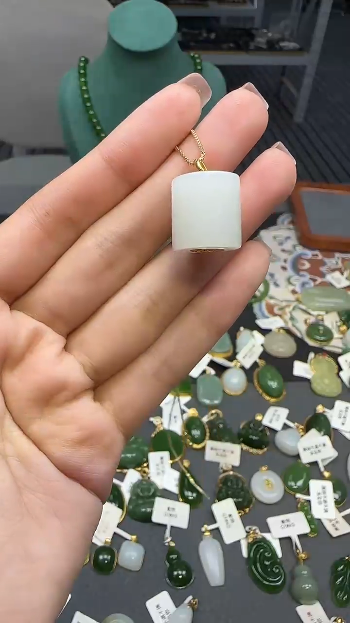 18K金镶嵌和田玉挂件 不含链