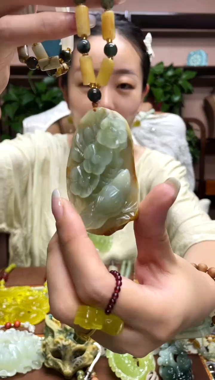 岫玉未镶嵌吊坠·