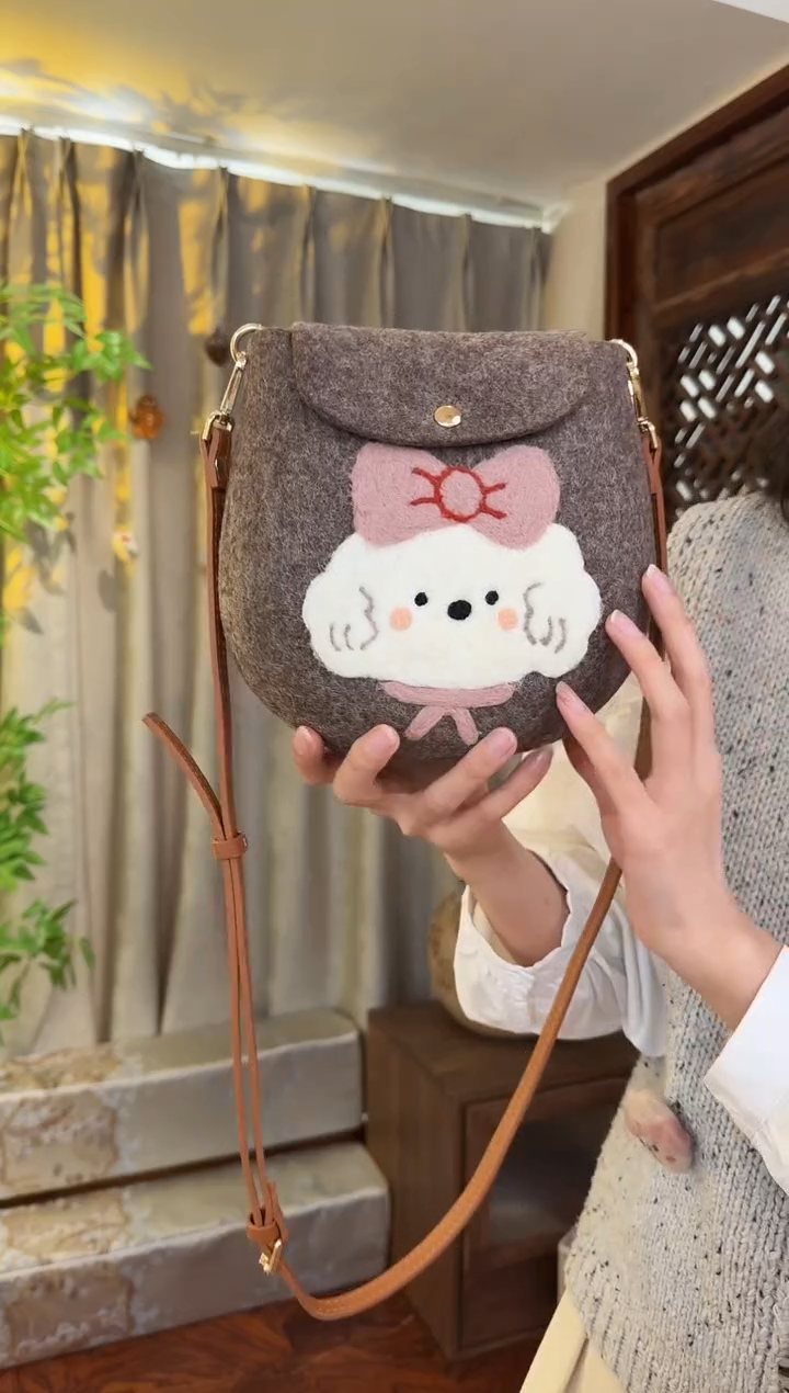 羊毛非遗羊毛毡包 蛋蛋包比熊