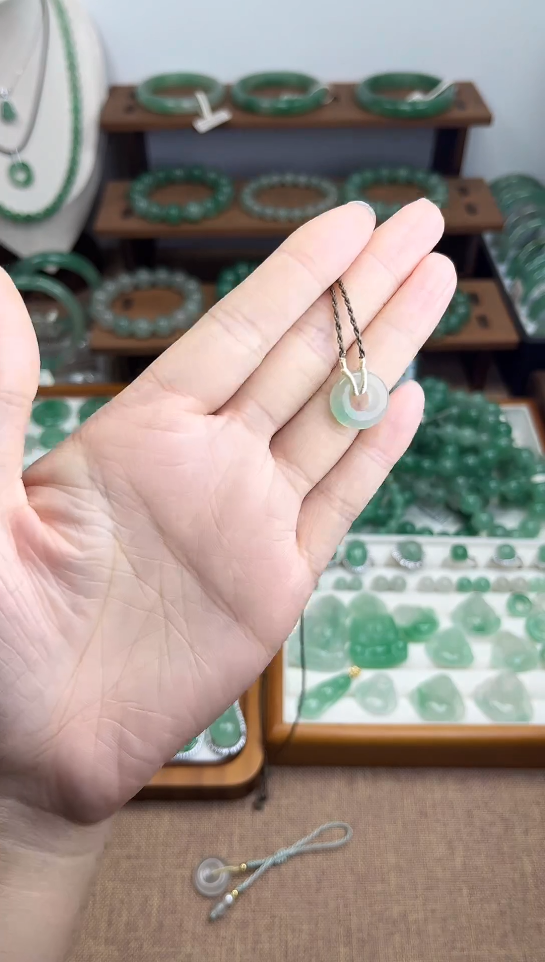 吊坠(赠链)未镶嵌石英质玉（非洲翠）甜甜圈