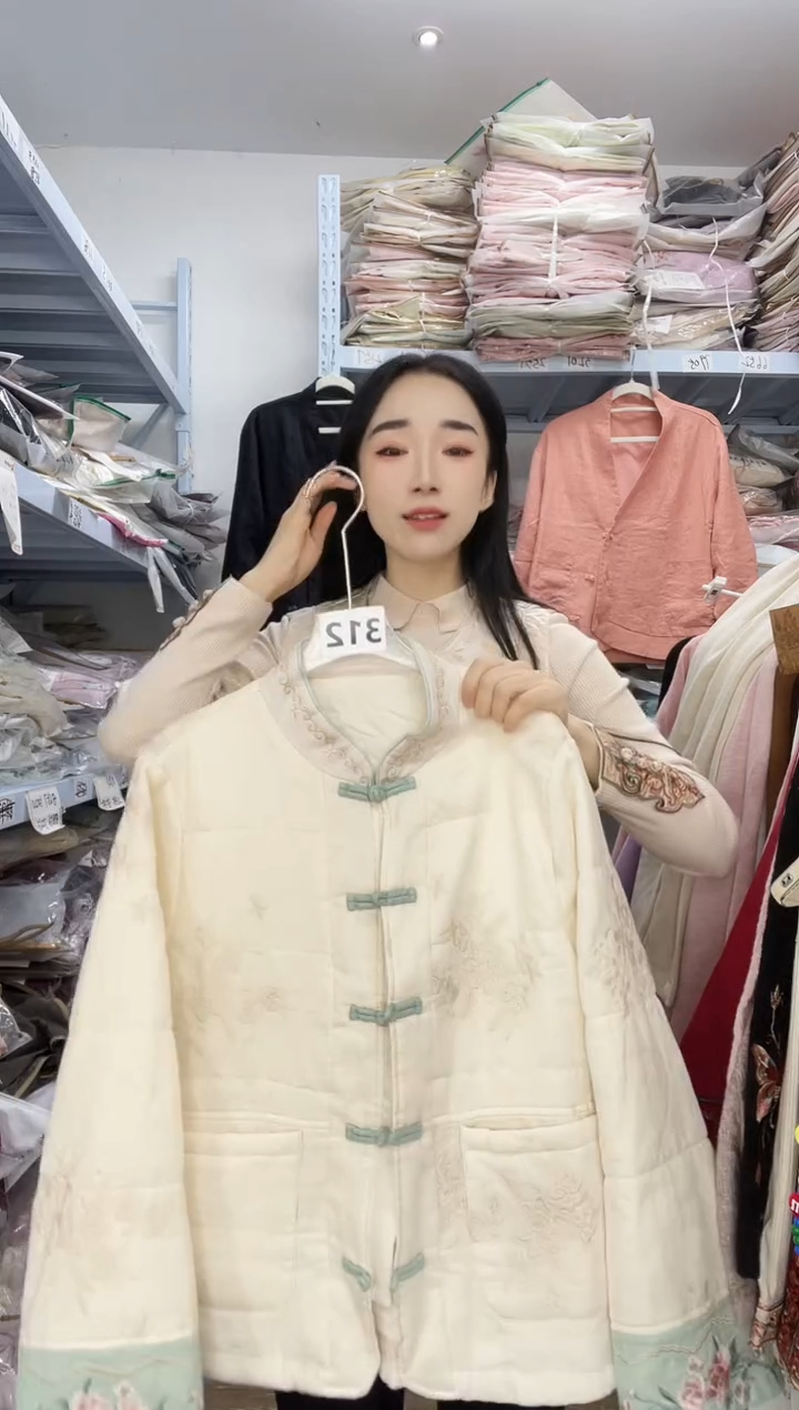 3369米色棉服炫织梦