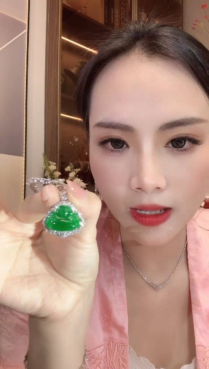 【闪购商品】翡翠吊坠(不含链)18K金镶嵌C30