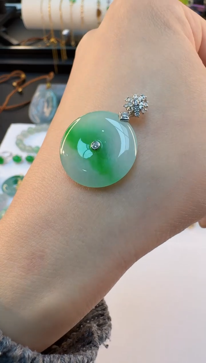 【闪购商品】翡翠颈饰18K金镶嵌缅甸翡翠A货吊坠