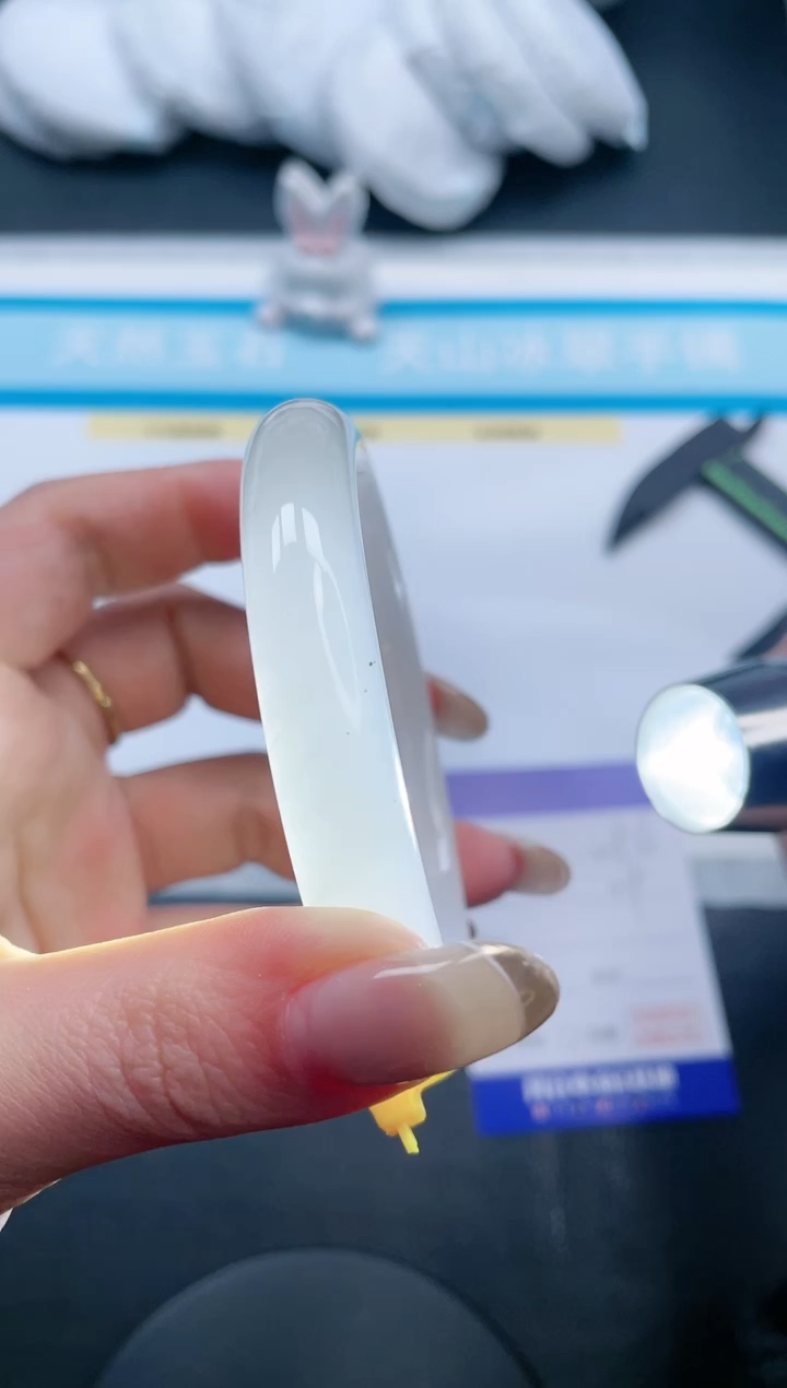 【闪购商品】石英质玉手镯未镶嵌15V96-60