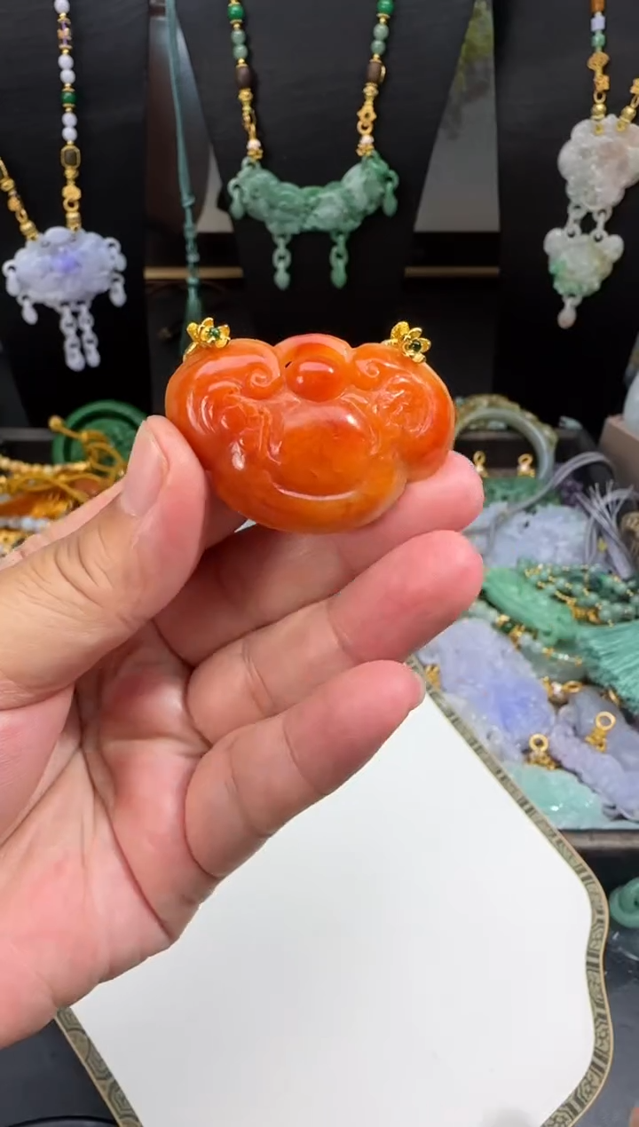 【闪购商品】翡翠未镶嵌颈饰拍照