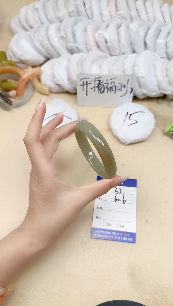 未镶嵌手镯石英质玉37/60.6