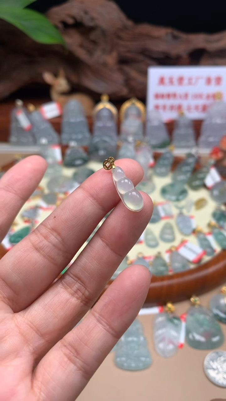 【闪购商品】翡翠颈饰18K金镶嵌福豆