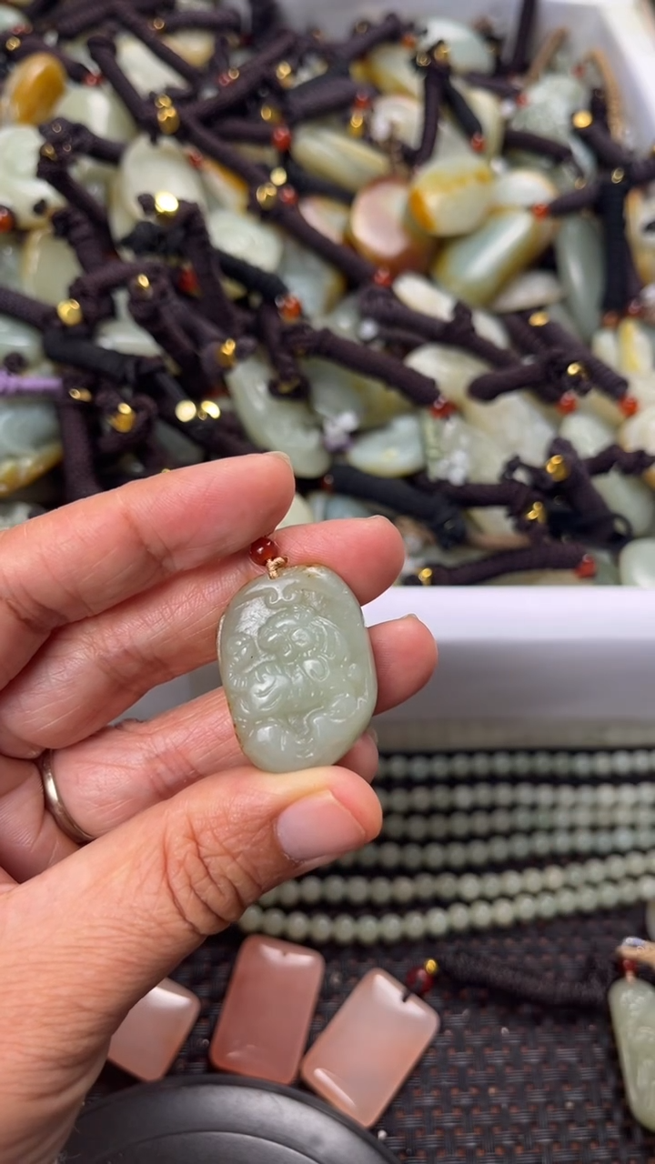 【闪购商品】和田玉颈饰未镶嵌多样性发货没有证书拍一发一有瑕