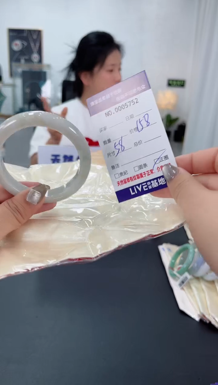 【闪购商品】翡翠手镯未镶嵌天然翡翠A货