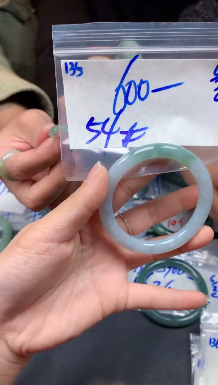 【闪购商品】定制翡翠未镶嵌135毛货需精细抛光手镯多样性拍一发一