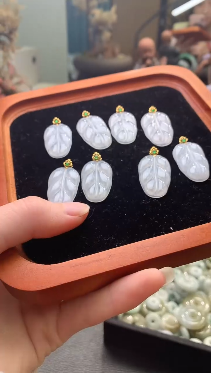 吊坠(不含链)18K金镶嵌翡翠冰叶子多样性发一件