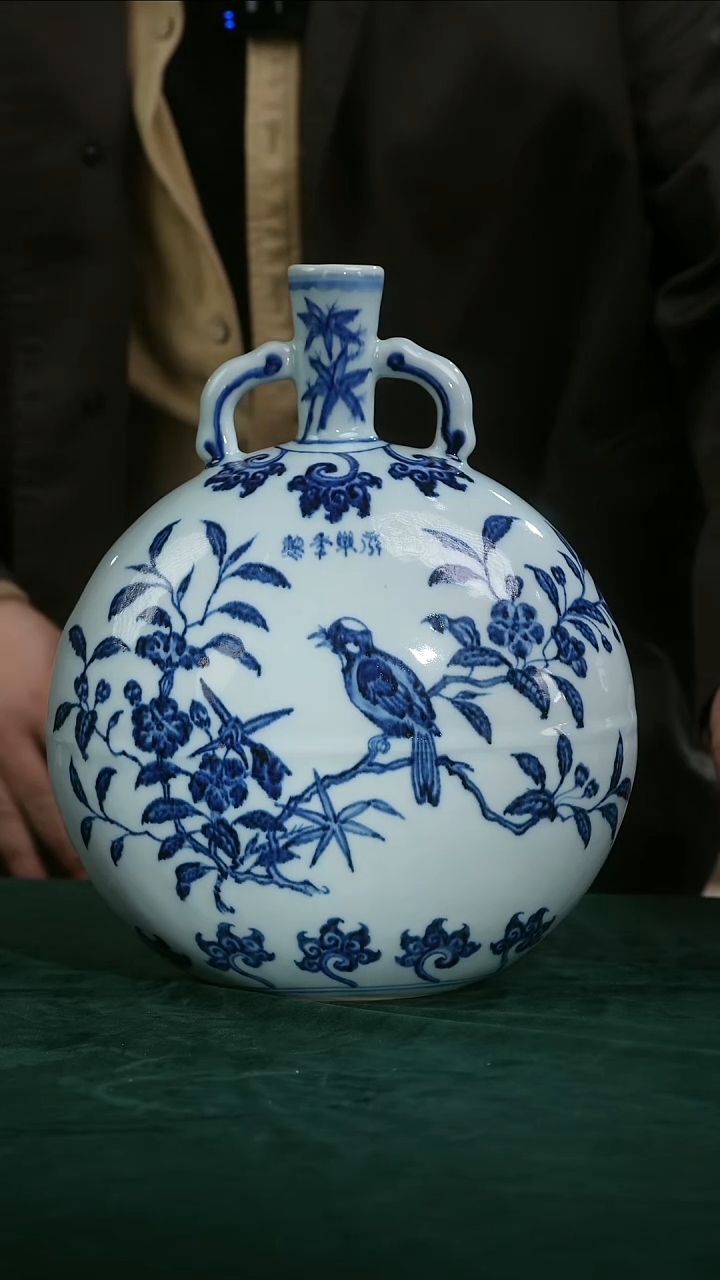 碗柴窑花鸟抱月瓶