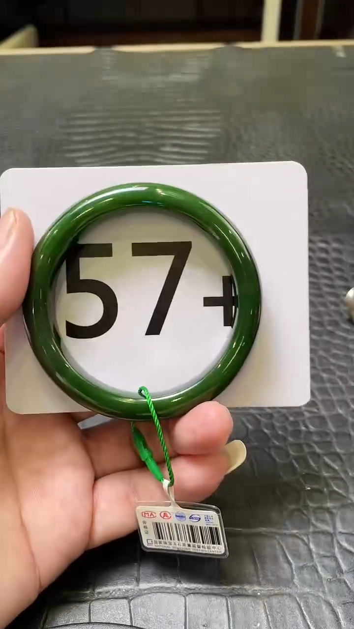 和田玉（碧玉）手镯未镶嵌一个