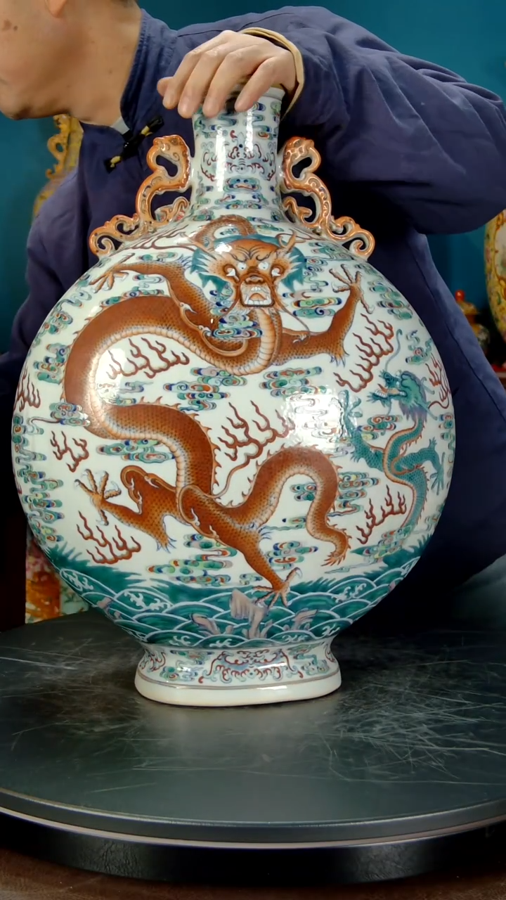 瓷片中*大中国陶瓷收藏家手上