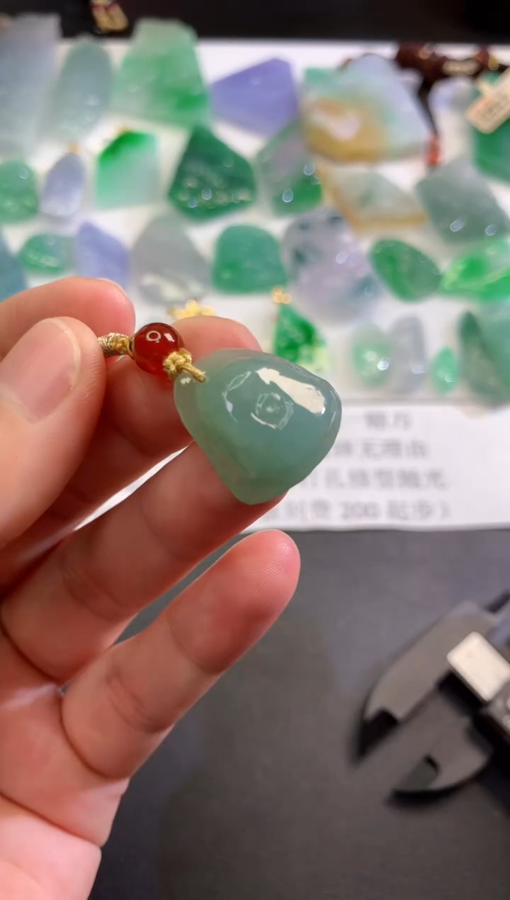 翡翠未镶嵌颈饰  