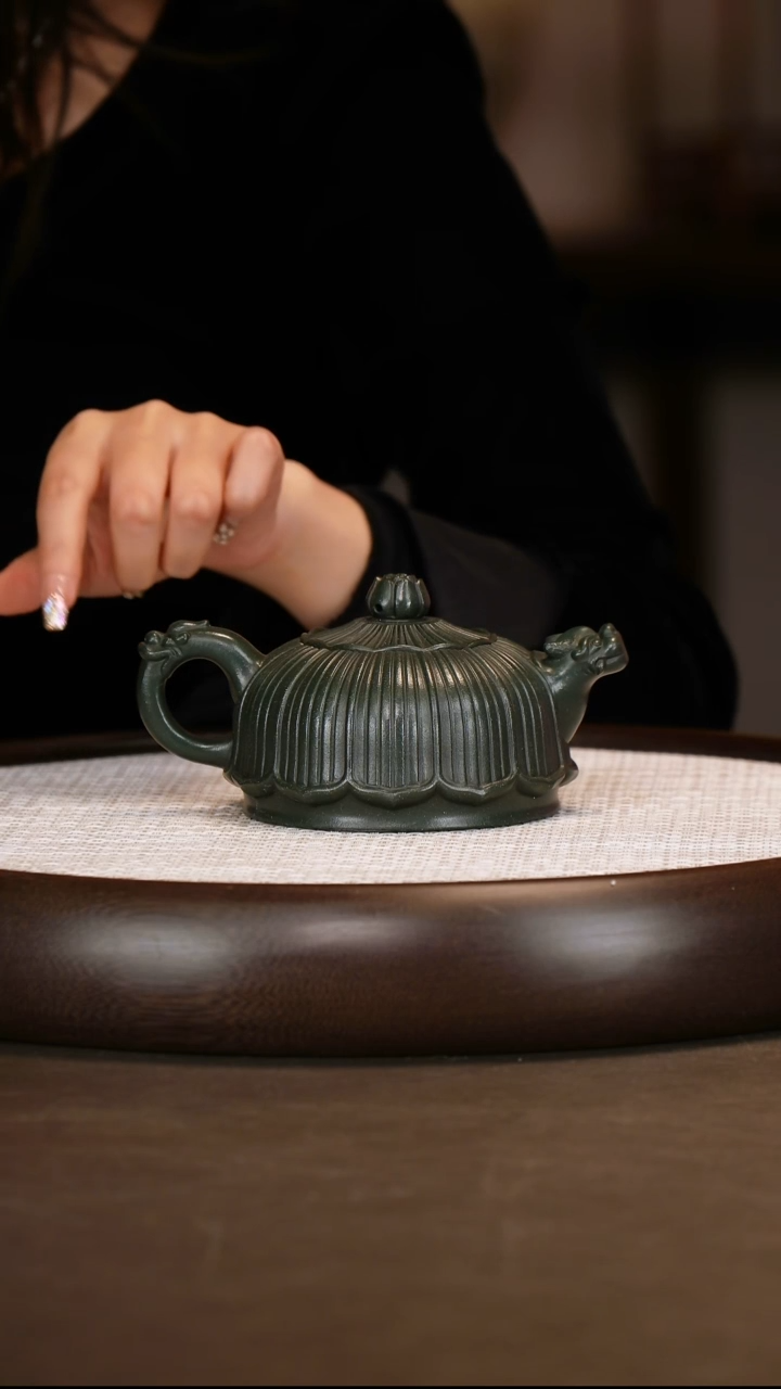 【潘洪均】龙韵莲花 260c +鹤杯+山水画