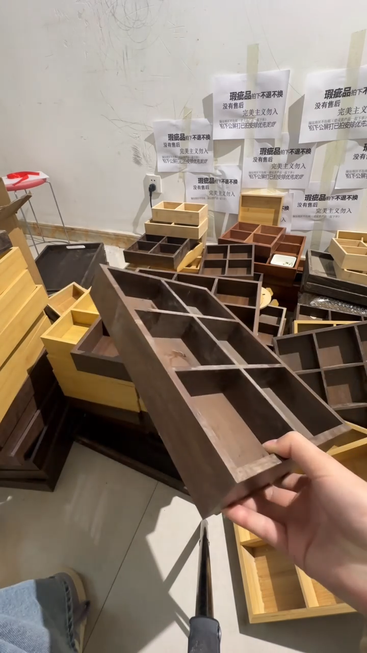 瑕疵六宫格胡桃色密度板无售后