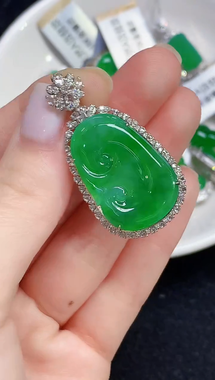 吊坠(不含链)18K金镶嵌翡翠多样性发其一