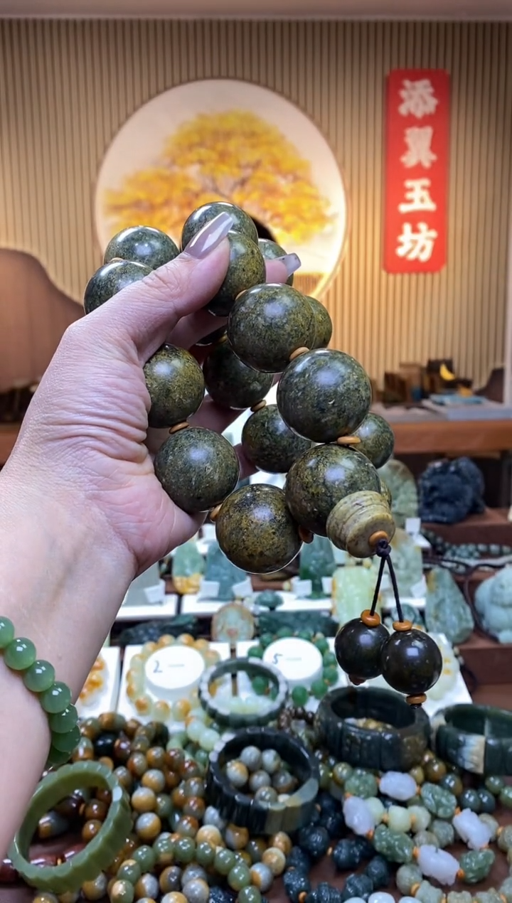 【闪购商品】岫岩河磨玉（透闪石质玉）手持未镶嵌多样性随机发一