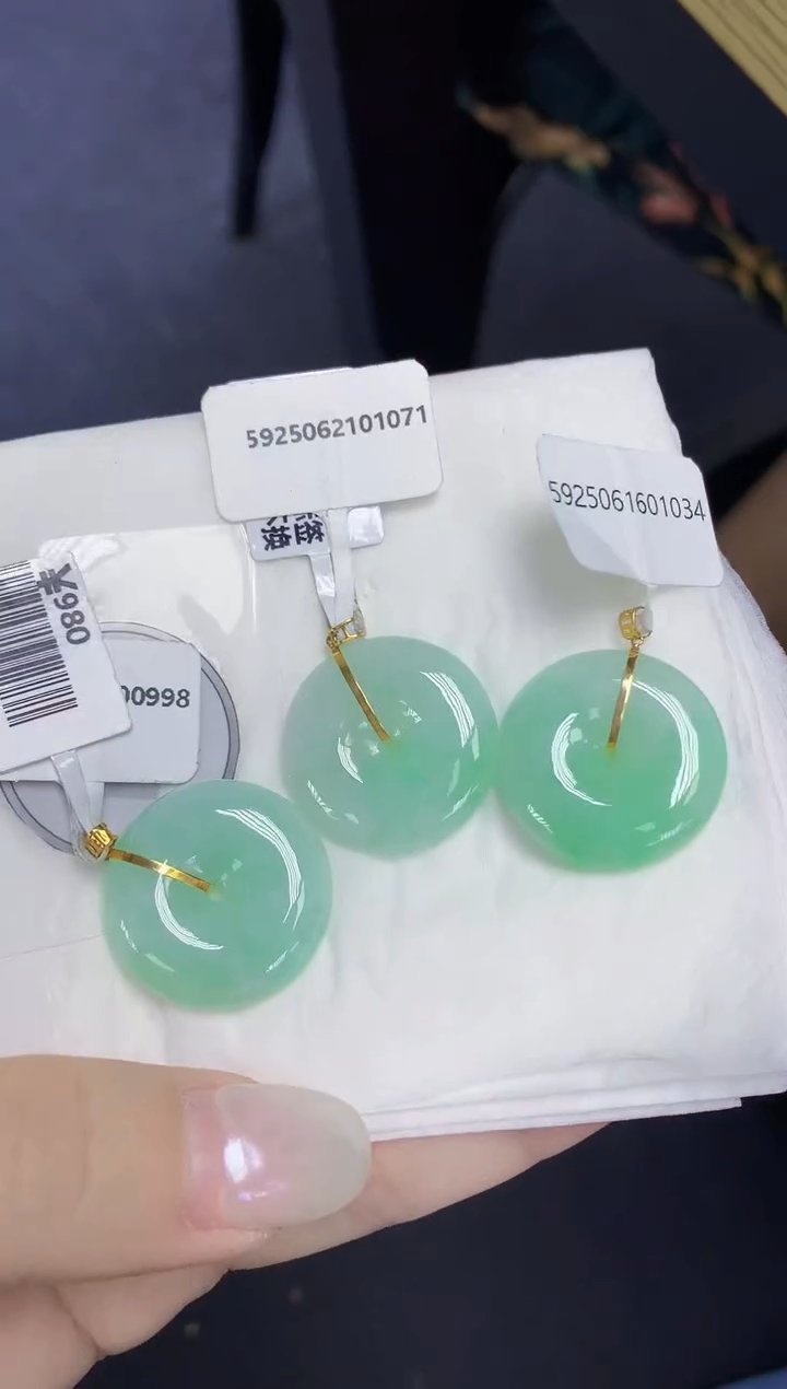 翡翠18K金镶嵌颈饰天然缅甸翡翠A货多样性发其一