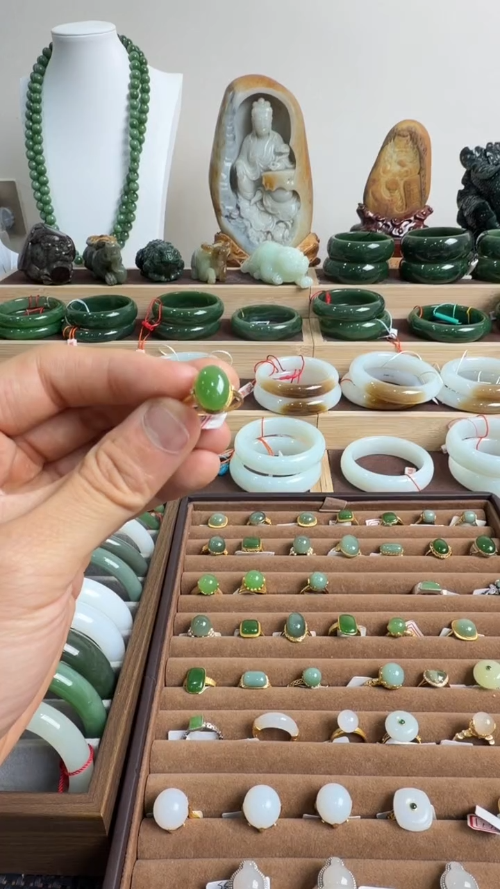 颈饰18K金镶嵌和田玉戒指