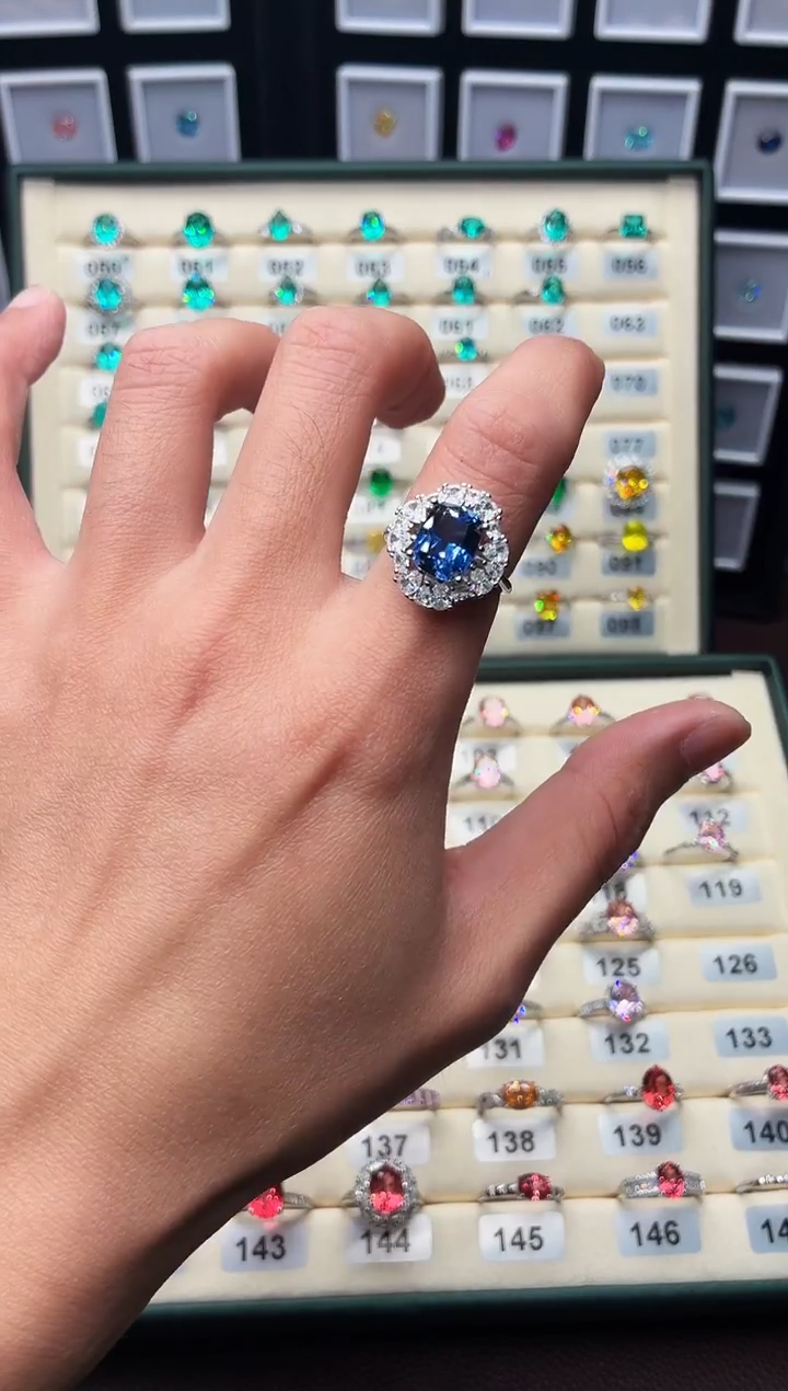 无925银重工围镶矢车菊色女神戒