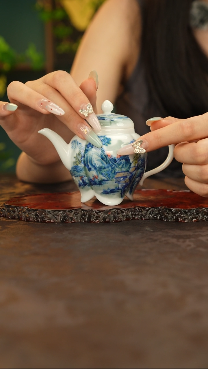 青花手绘山水主人壶