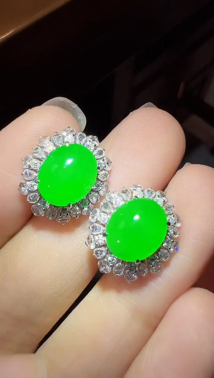 18K金镶嵌翡翠耳饰蛋面