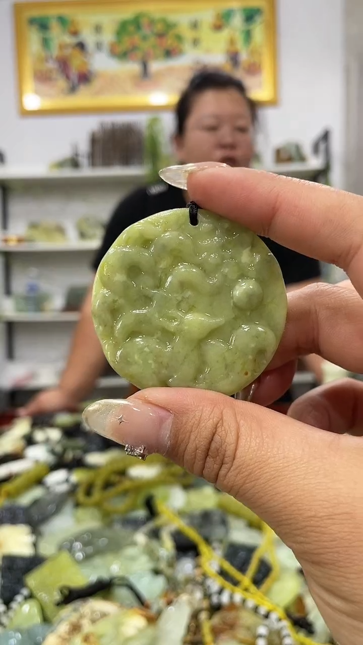 岫玉未镶嵌吊坠