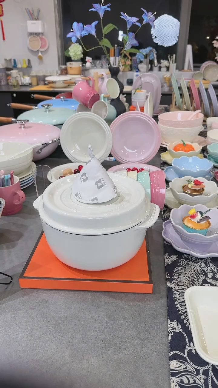 【闪购商品】瓷24cm奶油白珐琅炖锅+送2隔热帽