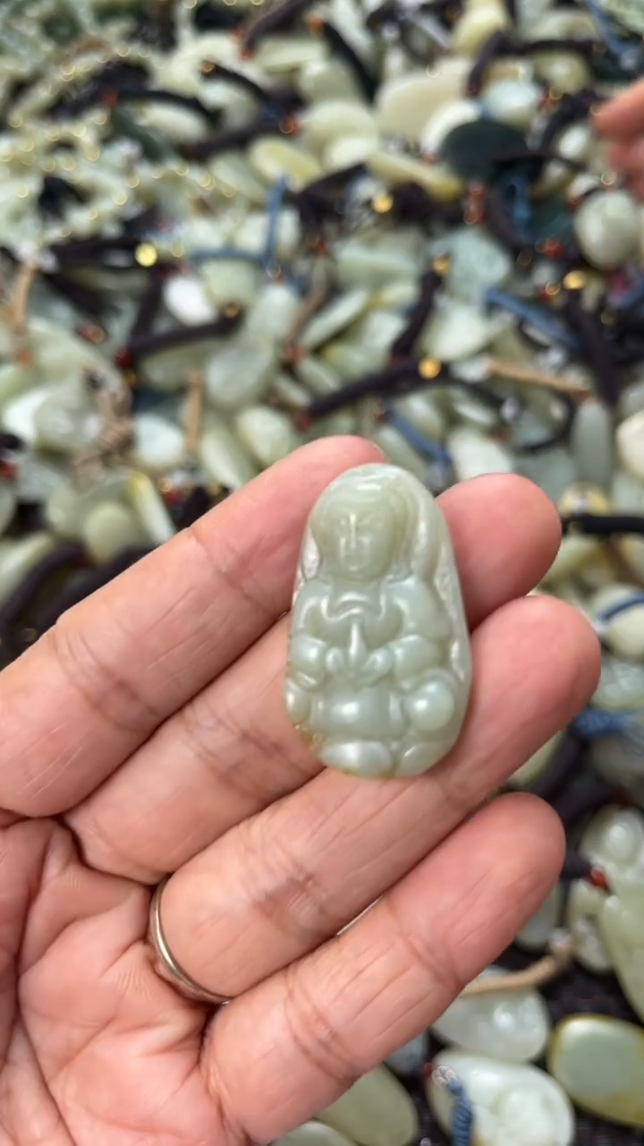 和田玉未镶嵌颈饰（多样性发一件）没有证书有瑕