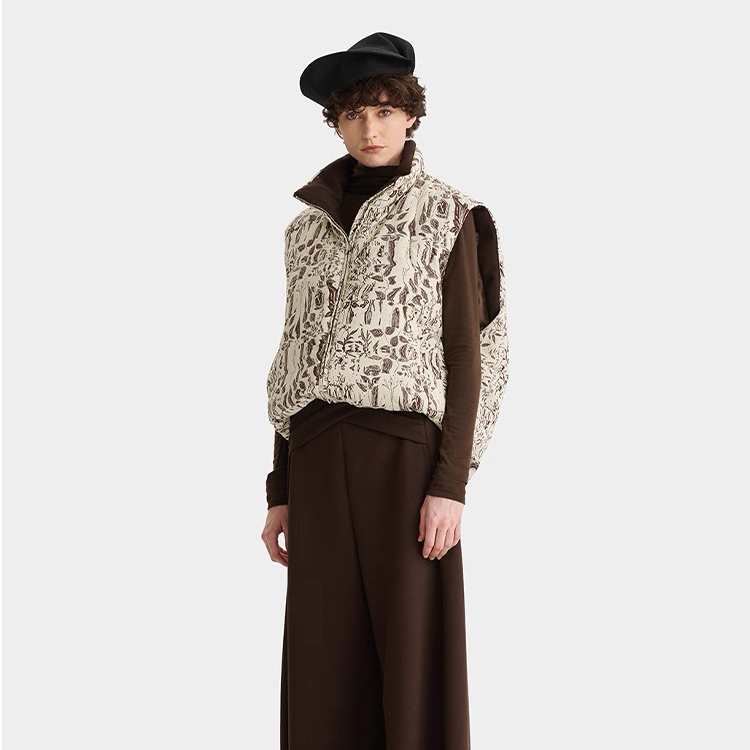 deepmoss 25秋冬新款米棕色水中倒影提花连帽羽绒马甲时尚百搭