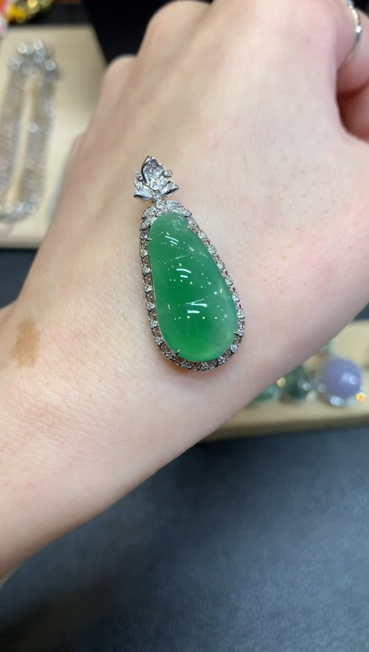 【闪购商品】翡翠颈饰18K金镶嵌福豆【无服务费】