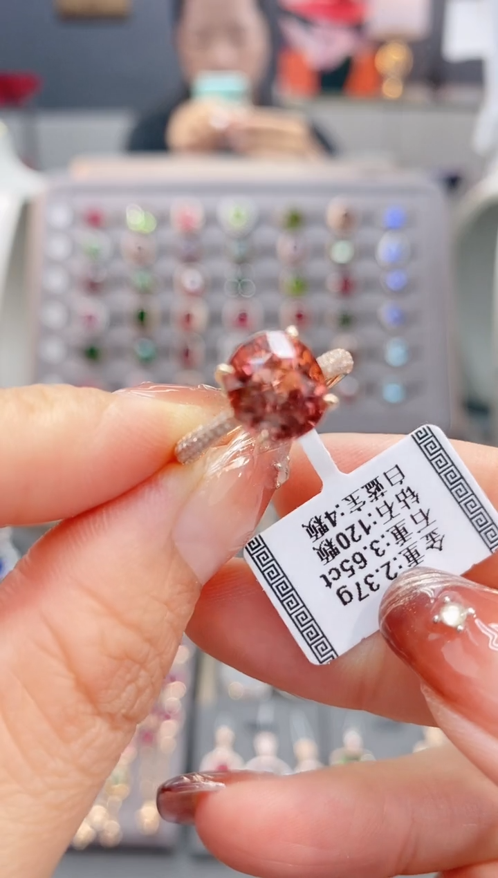 18K金镶嵌戒指碧玺3.65       