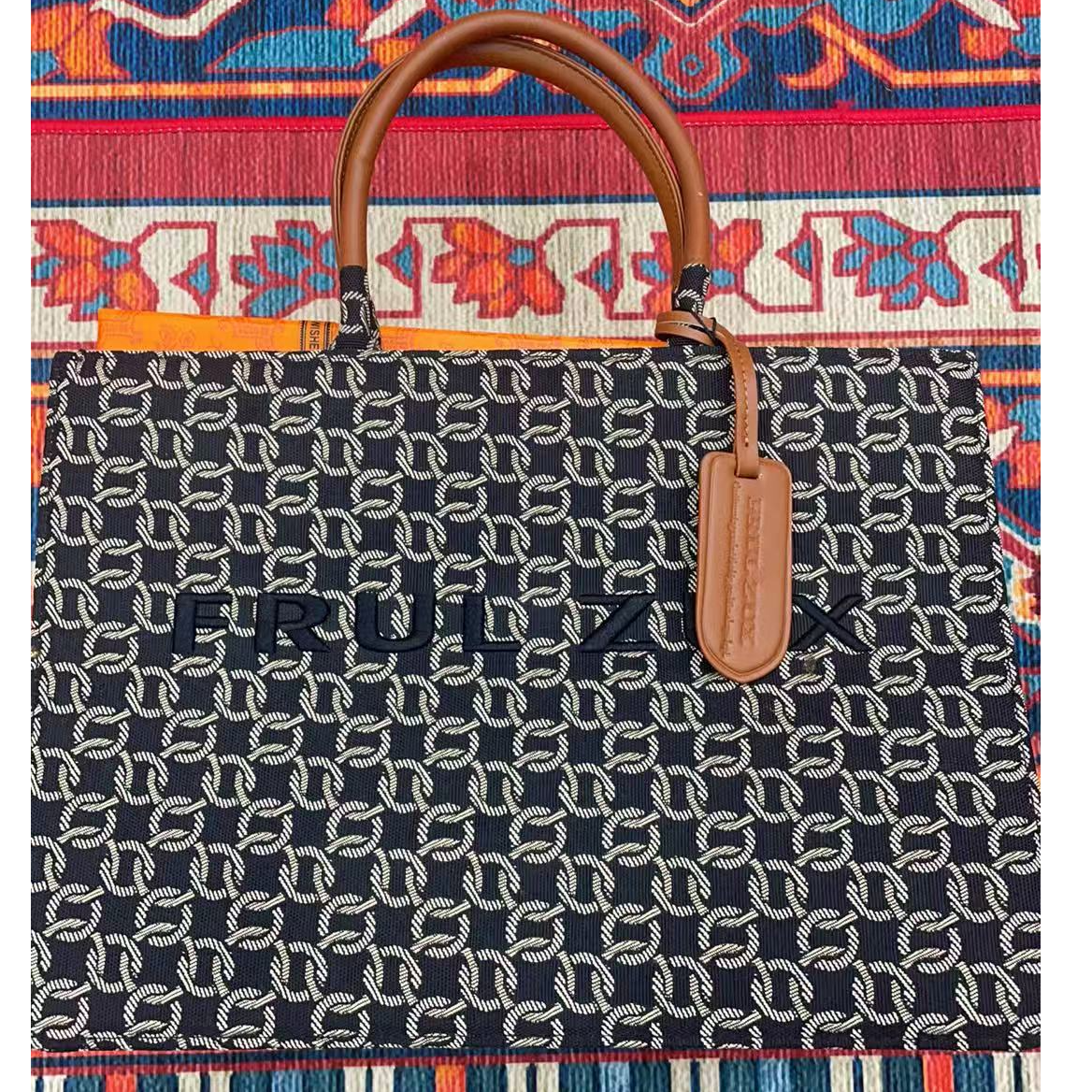 黑色时尚手提托特包