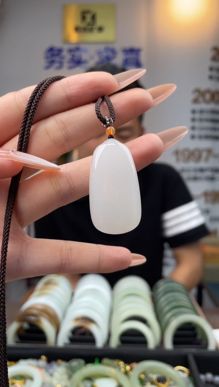 和田玉未镶嵌颈饰白玉无事牌吊坠一件