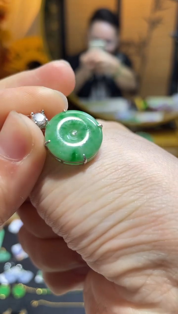 颈饰未镶嵌翡翠平安扣