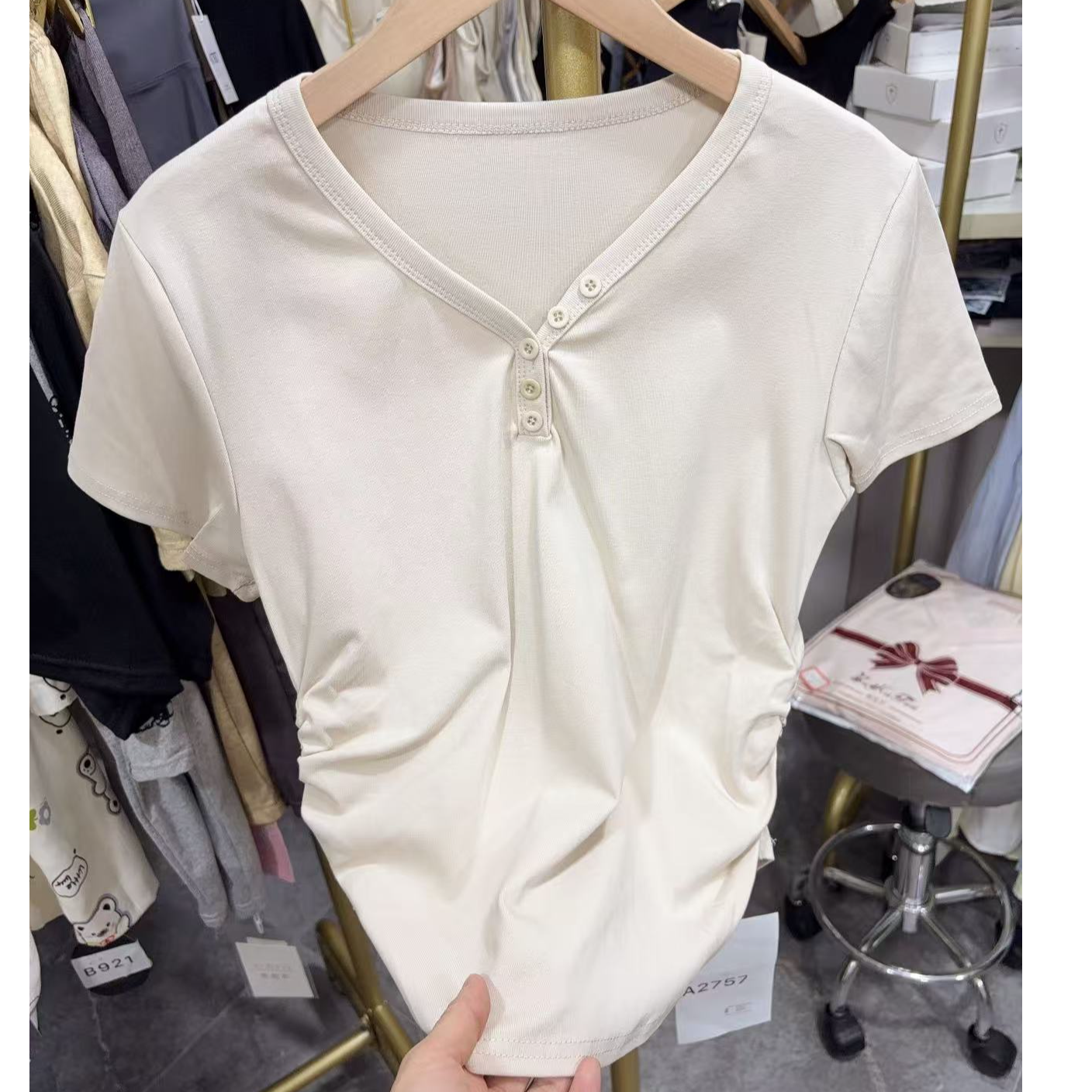 A2757杏V领纽扣不规则短袖T恤