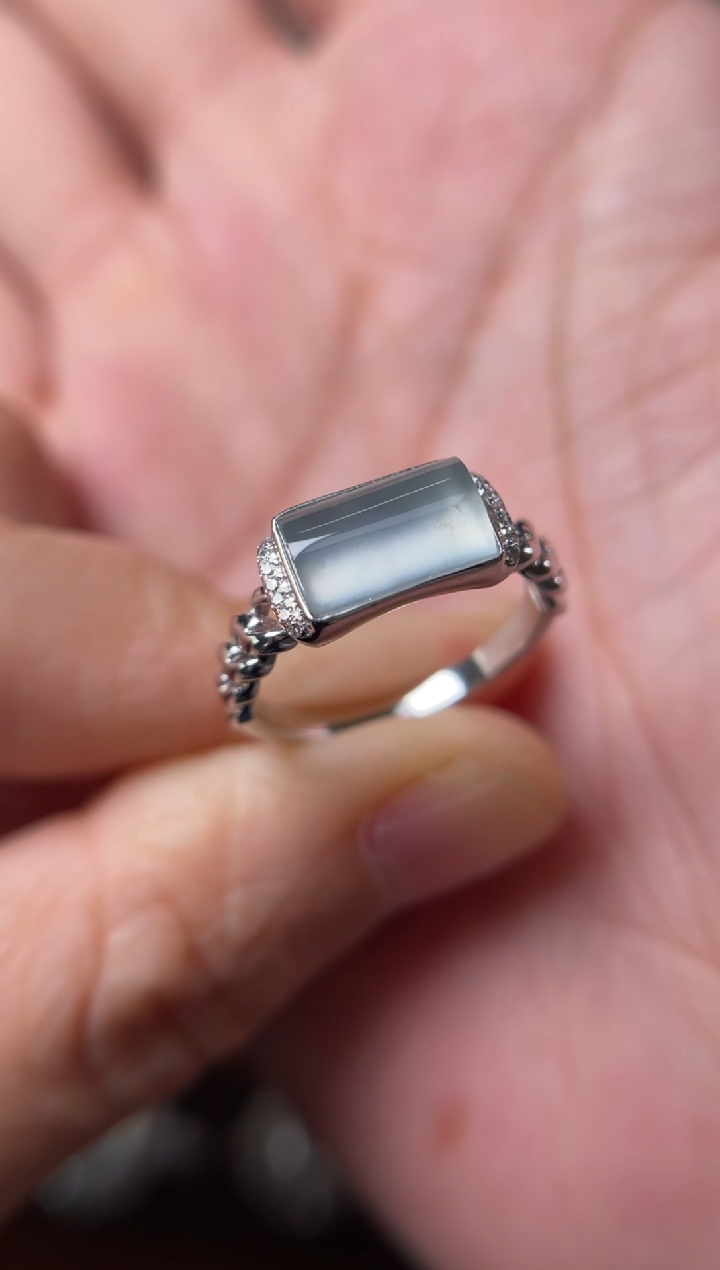 【闪购商品】翡翠戒指18K金镶嵌缅甸翡翠钻石镶嵌马鞍