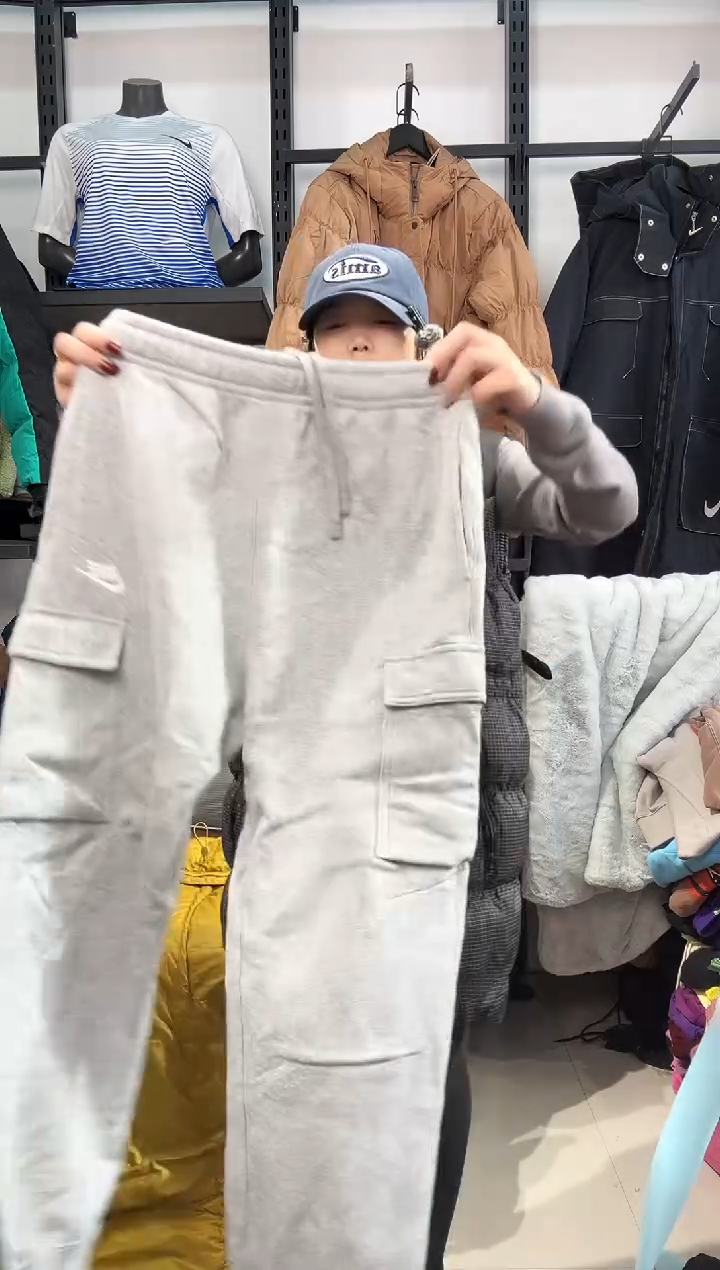 2668 闪购编码  运动卫衣裤以直播间过款为准 尺码  ·  M