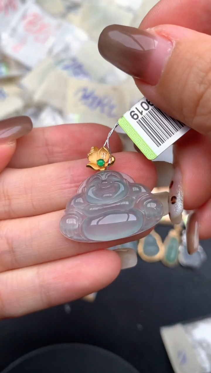 18K金镶嵌挂件翡翠一