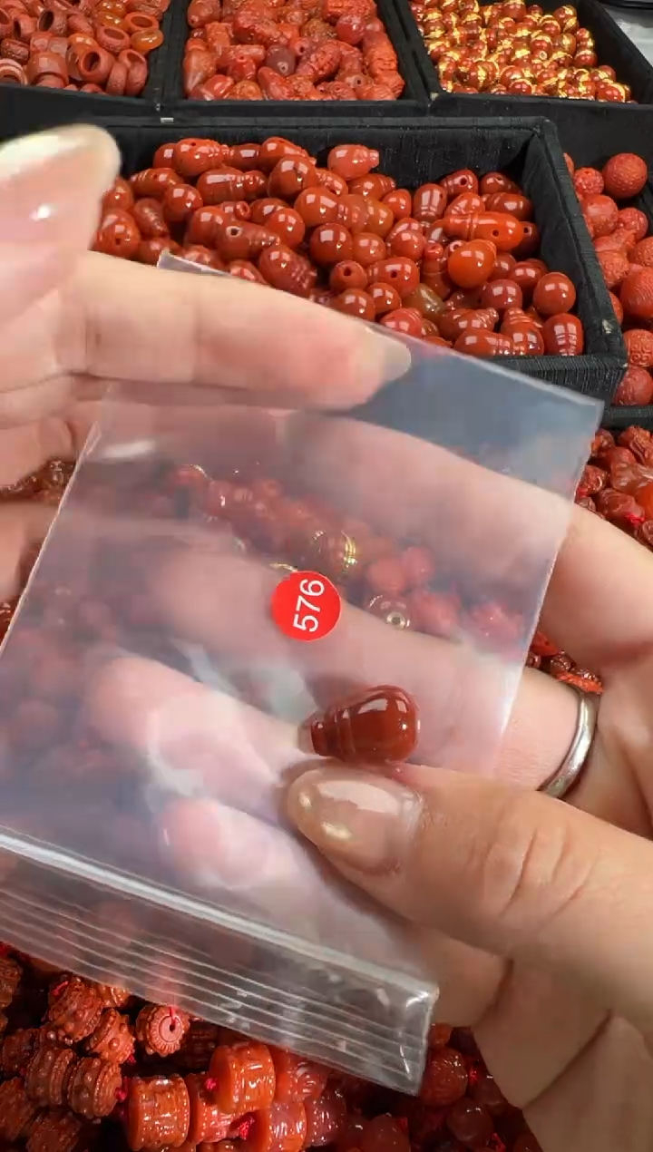 南红玛瑙未镶嵌颈饰1