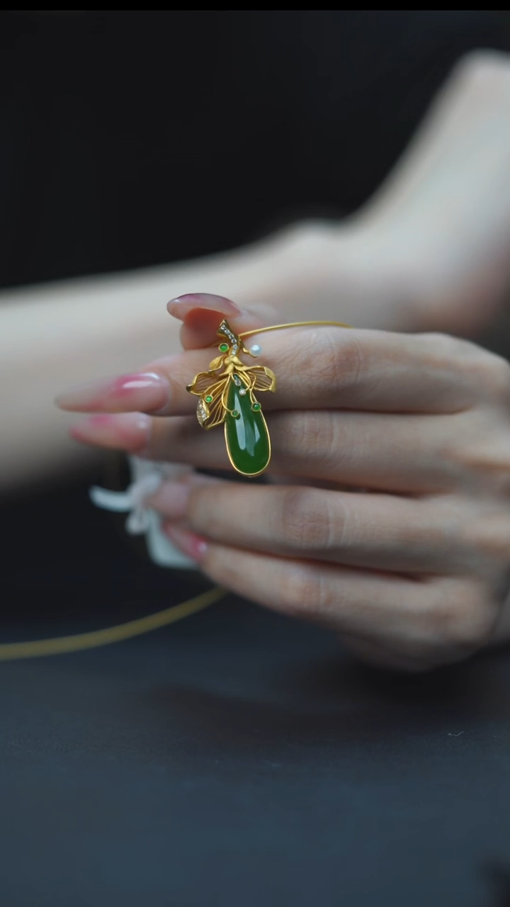 颈饰18K金镶嵌和田玉HA00728碧玉苹果绿水滴挂坠(可做胸针）