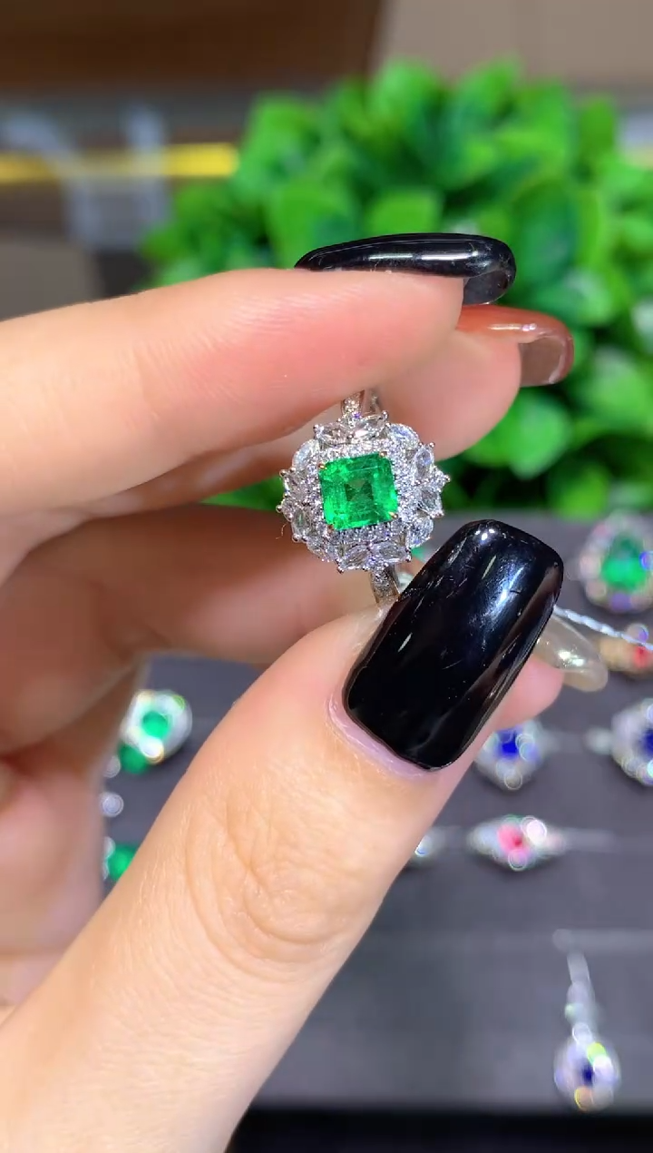 18K金镶嵌戒指祖母绿0.5CT