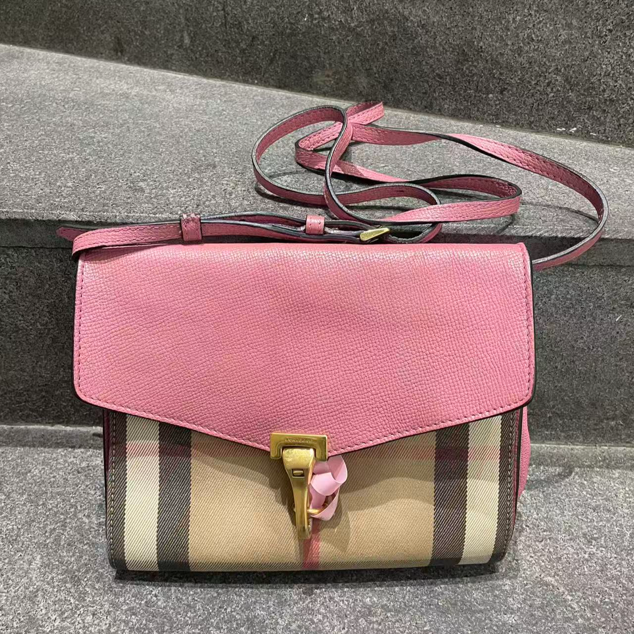 95新 BURBERRY/博柏利 巴宝莉粉色翻盖信封邮差包单肩A1503